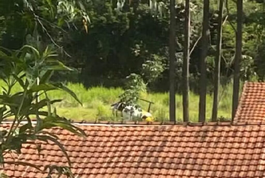 Helicóptero da PMPR caída em um gramado