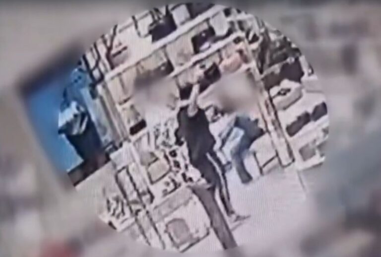 Homem agredindo mulheres muçulmanas