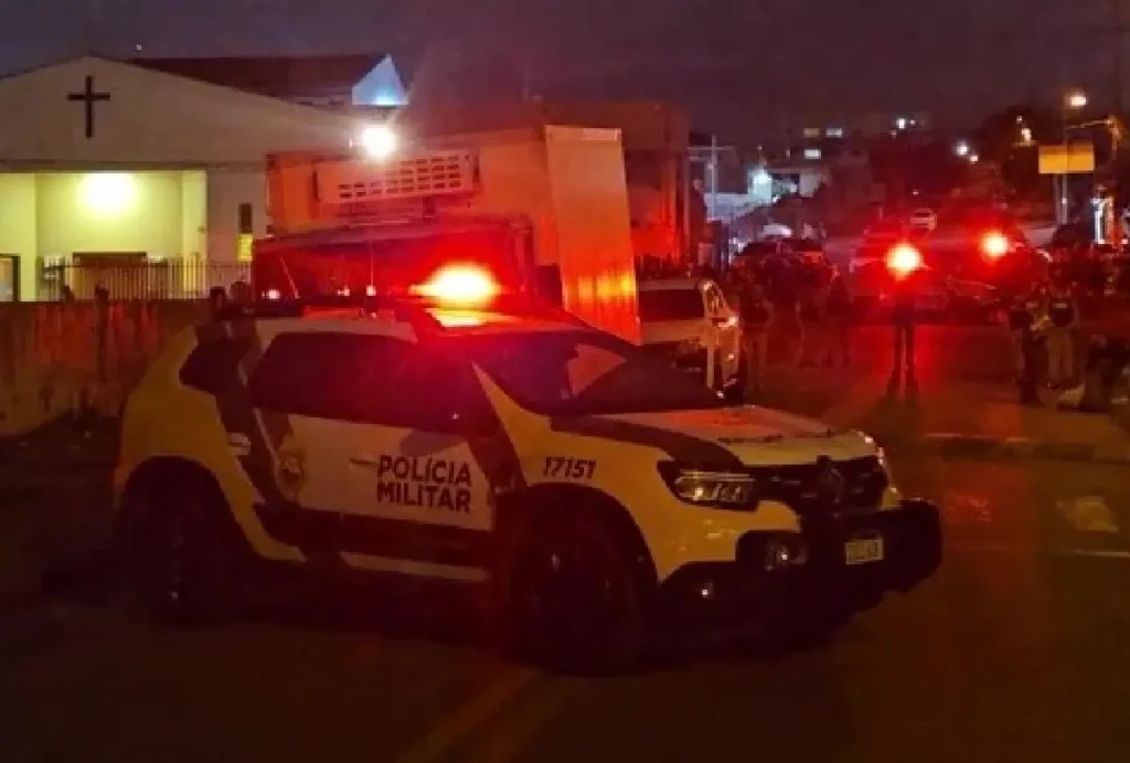 Viatura da Polícia Militar no local do crime