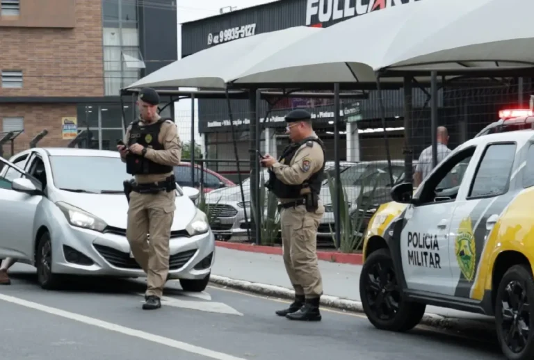 Viatura da PM e carro baleado na cena do crime