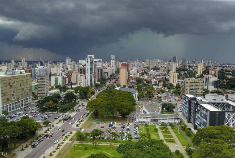 Cidade vista de cima com céu nublado