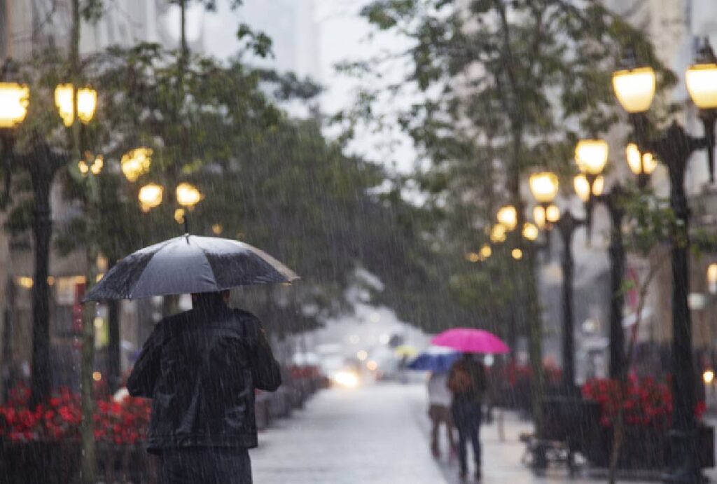 Pessoas com guarda-chuva