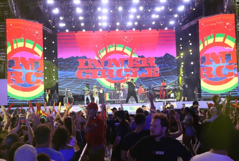 Banda Inner Circle durante show gratuito na praia de Matinhos, no Paraná