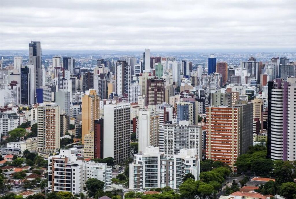Curitiba vista de cima, com diversos prédios