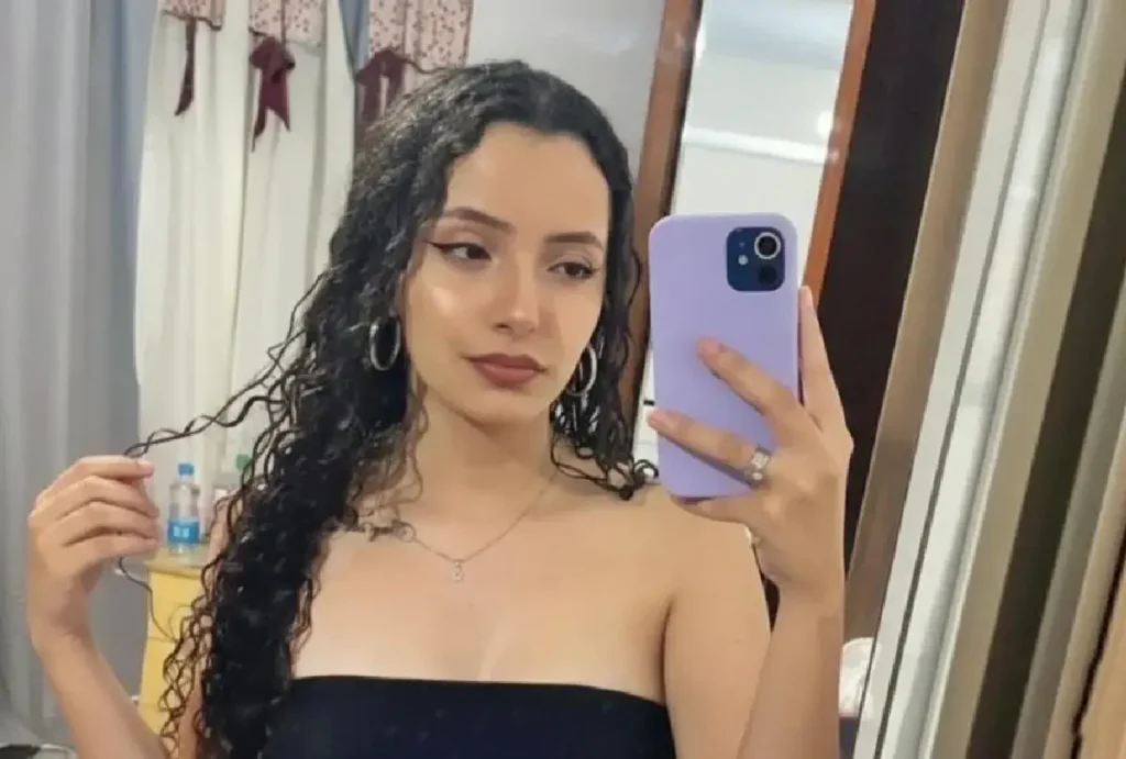 Jovem tirando foto no espelho com o celular