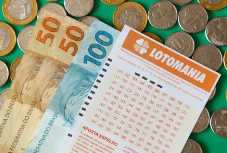 Bilhete da Lotomania ao lado de notas de R$ 50 e R$ 100