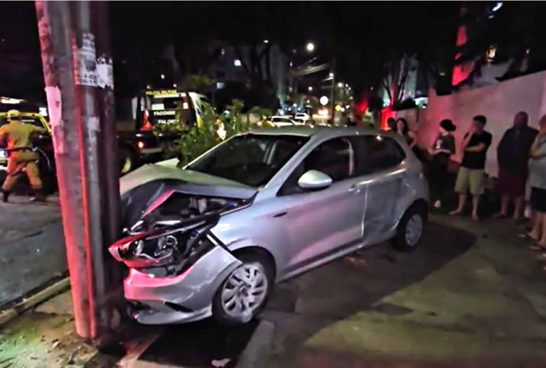 Carro roubado batido em poste na rua Morretes, no Portão, em Curitiba