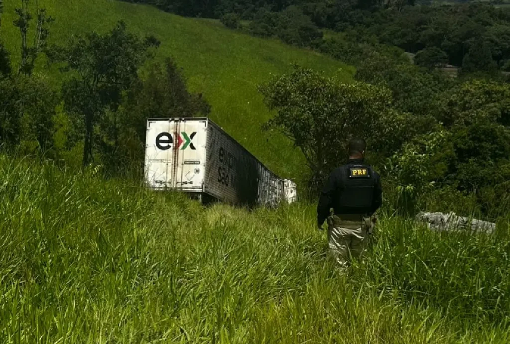 Caminhão após sair da pista e pegar fogo