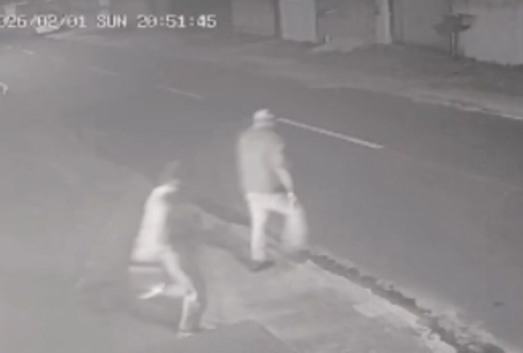 Imagens de dois homens saindo de uma casa