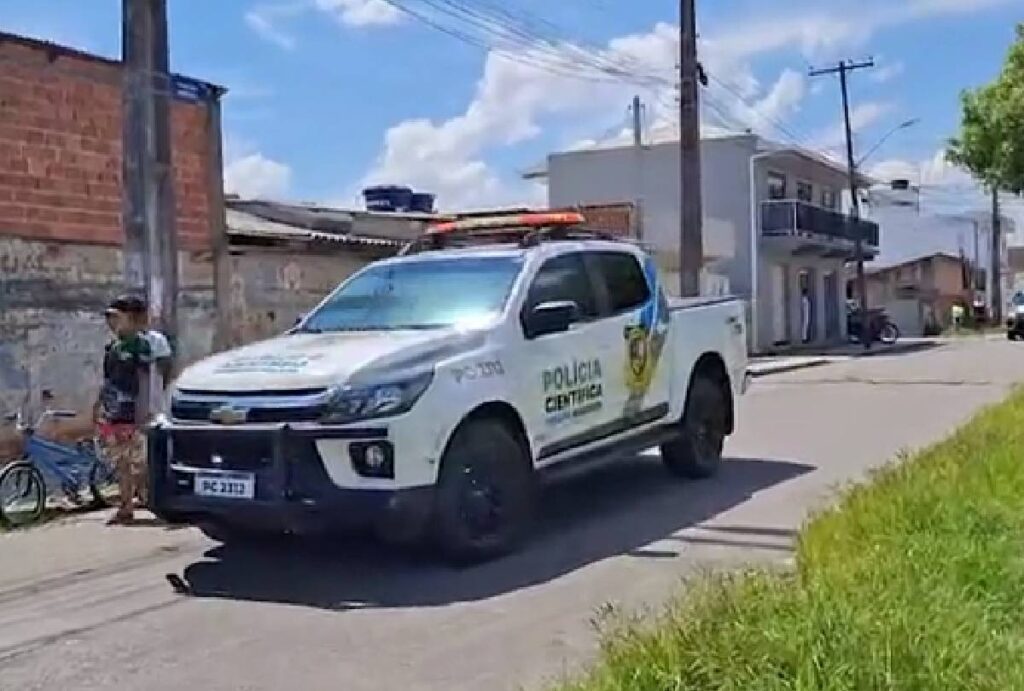 Viatura do IML na cena do crime