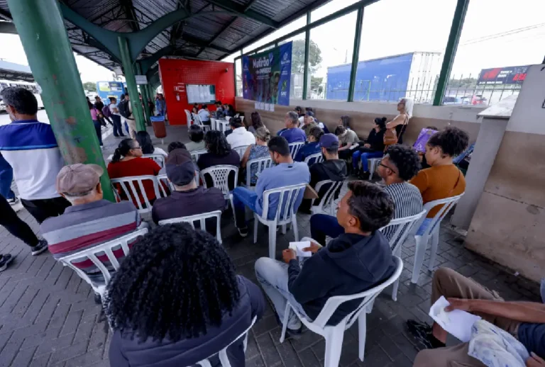 Central temporária no terminal e algumas pessoas aguardando atendimento
