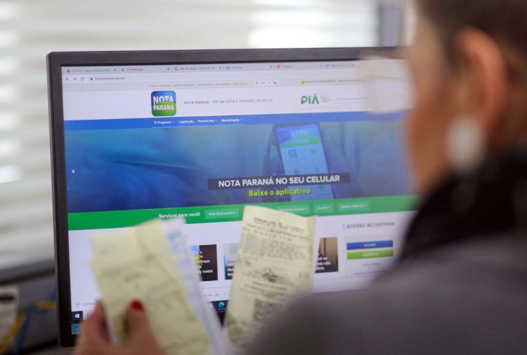 Mulher olhando notas fiscais de compras