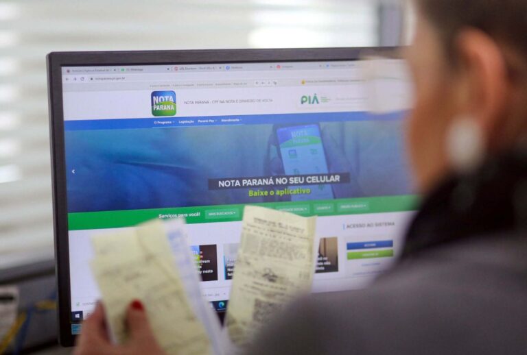 Mulher olhando notas fiscais de compras