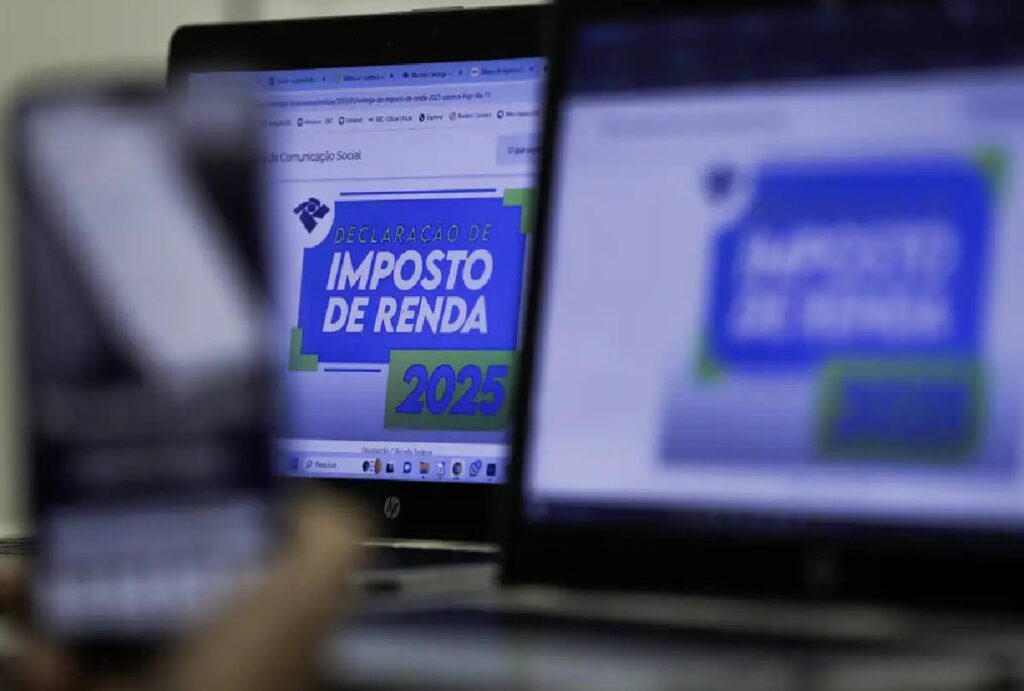 Computadores ligados na tela do Imposto de Renda