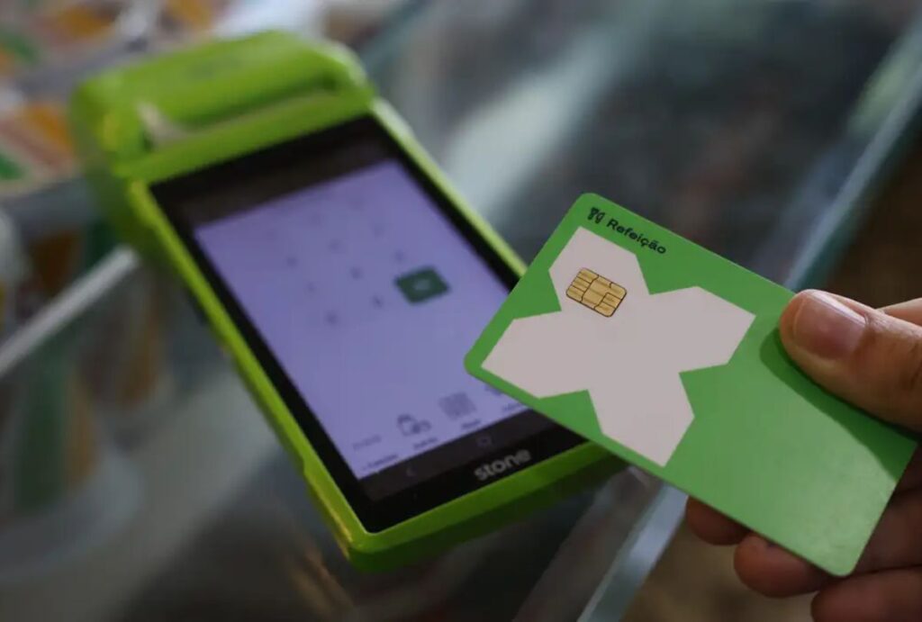 Cartão do vale-alimentação passando na maquininha