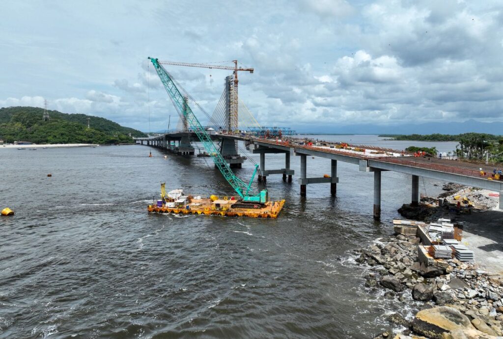 Imagem da construção da ponte de Guaratuba