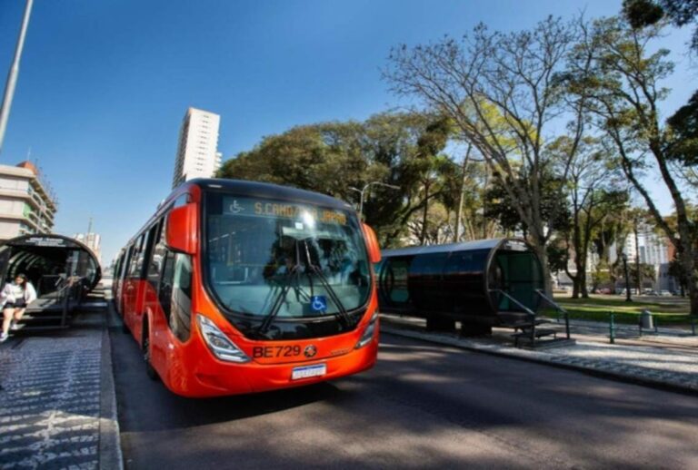 Ônibus biarticulado em tubo de Curitiba.