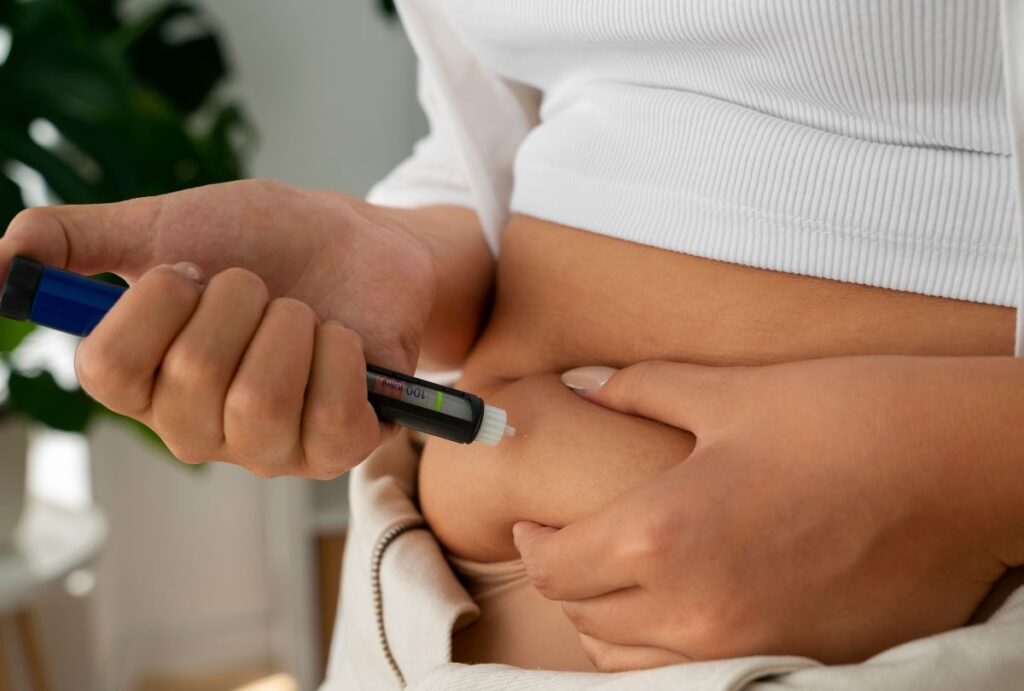 Mulher aplicando remédio.