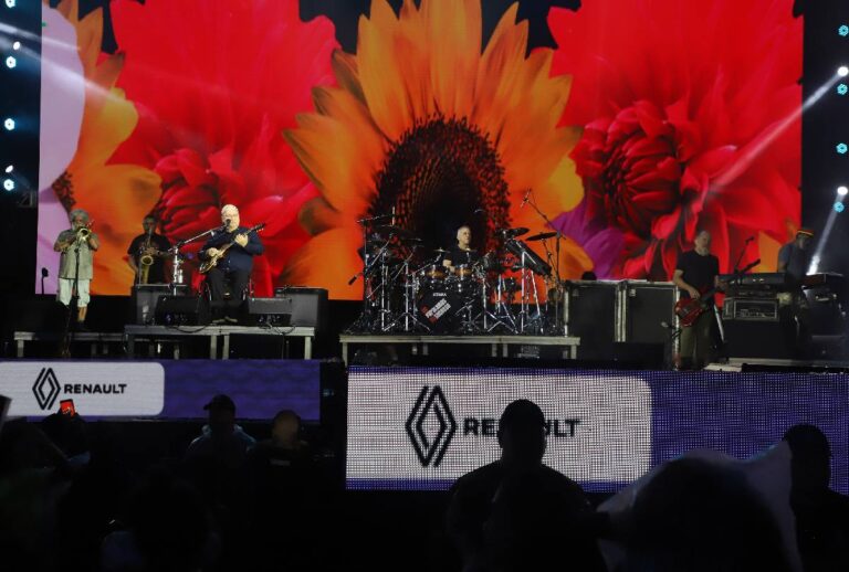 Paralamas do Sucesso no palco do Verão Maior Paraná, em Matinhos, no Paraná