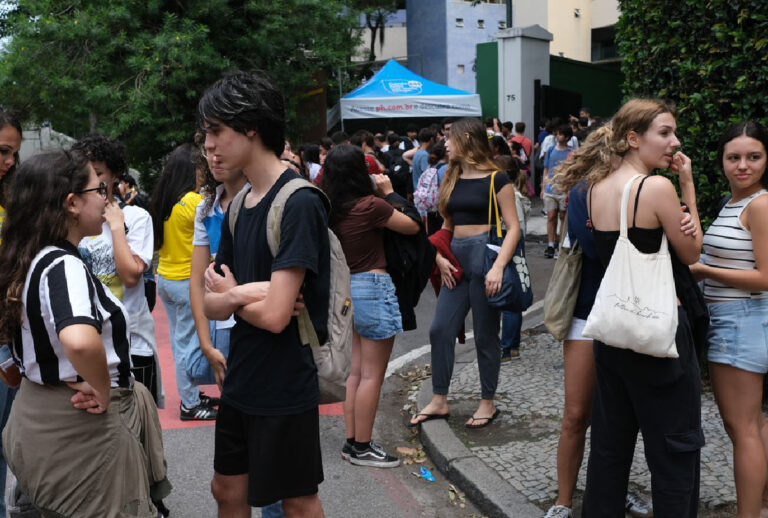 Movimentação de estudantes antes de vestibular