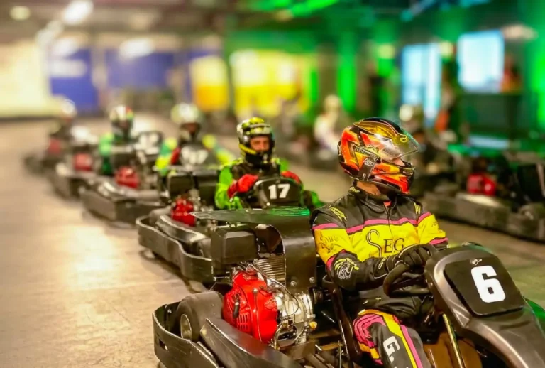 Carros de kart enfileirados