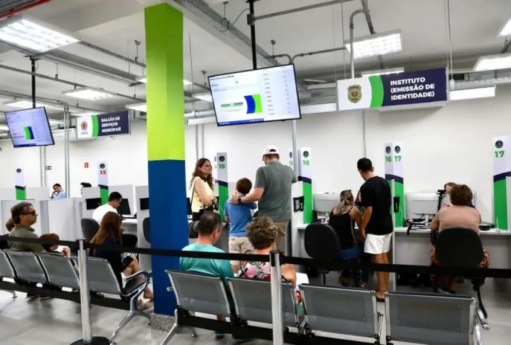 Pessoas esperando atendimento em agência do Poupatempo.
