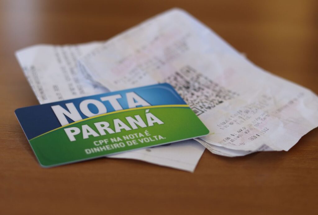 Cartão do Nota Paraná em cima de uma nota fiscal