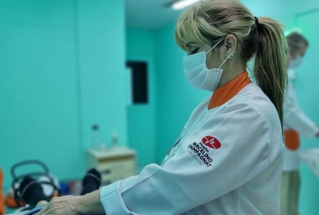 Mulher voluntária do hospital Cajuru.