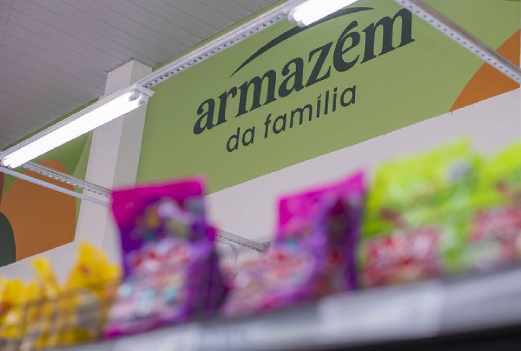 Logo do Armazém da Família de Curitiba atrás de produtos