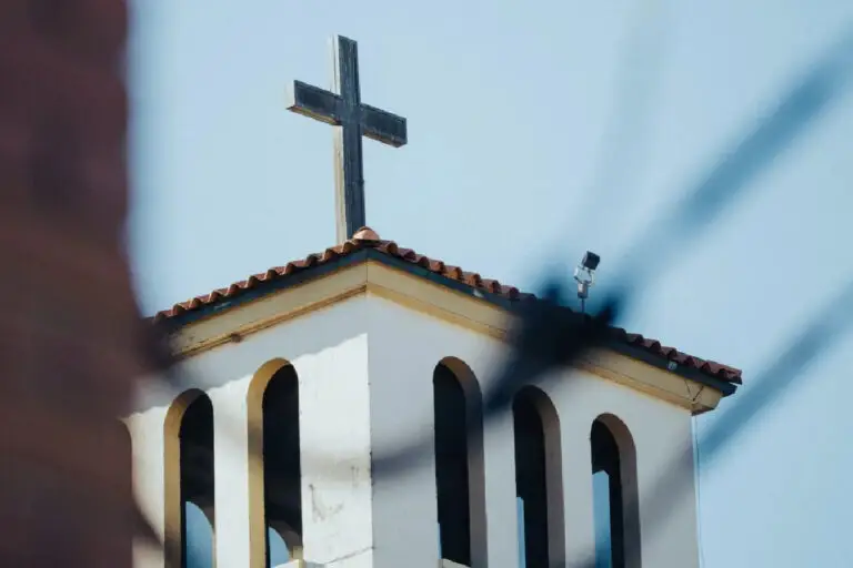 Igreja com cruz no telhado.