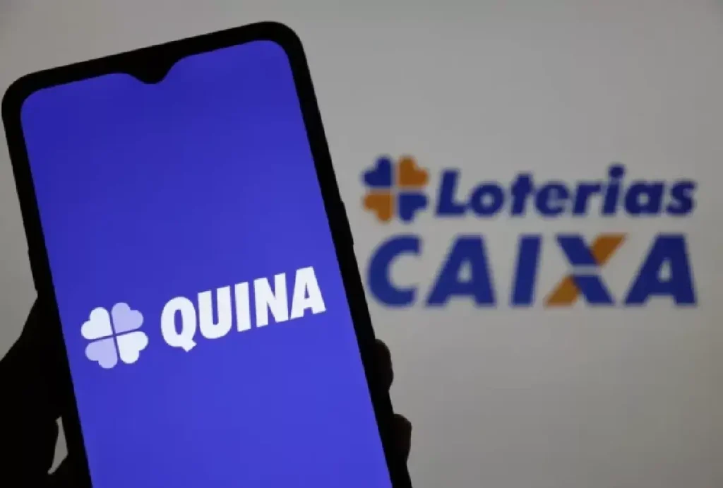 Celular aberto na página da Quina