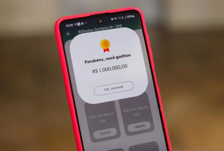 Celular com o recado "Parabéns, você ganou R! 1.000.000" do Nota Paraná