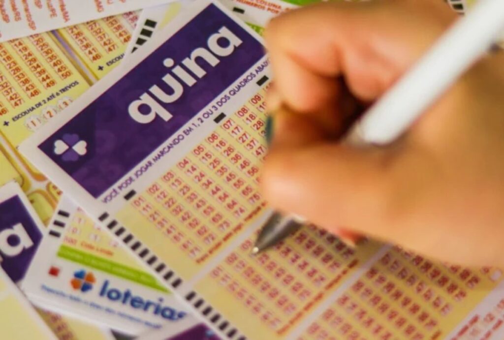 Pessoa escolhendo os números no bilhete da Quina