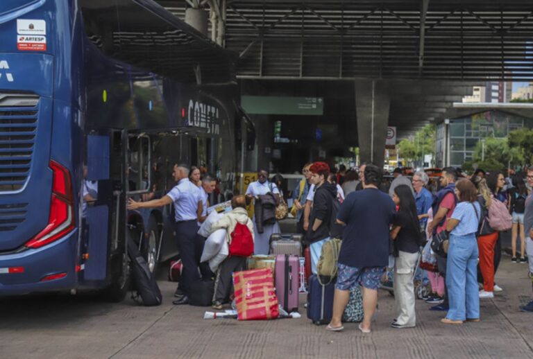 Pessoas entrando em um ônibus na rodoviária