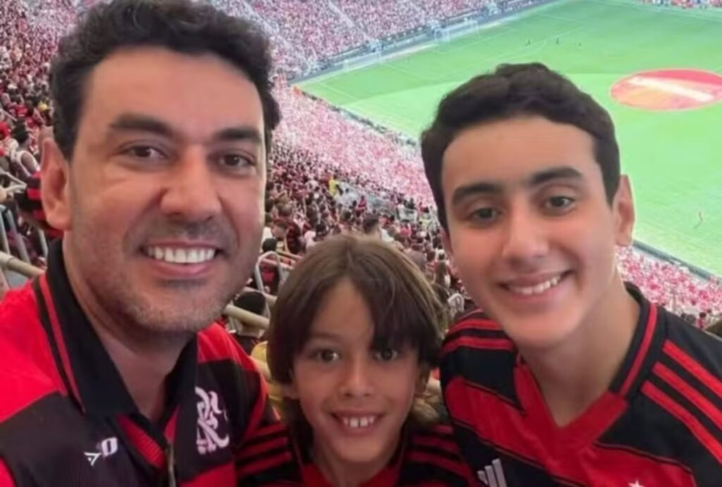 Secretário ao lado dos filhos