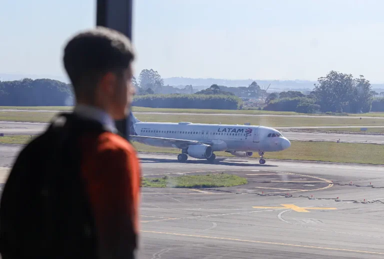 Homem olhando avião em aeroporto