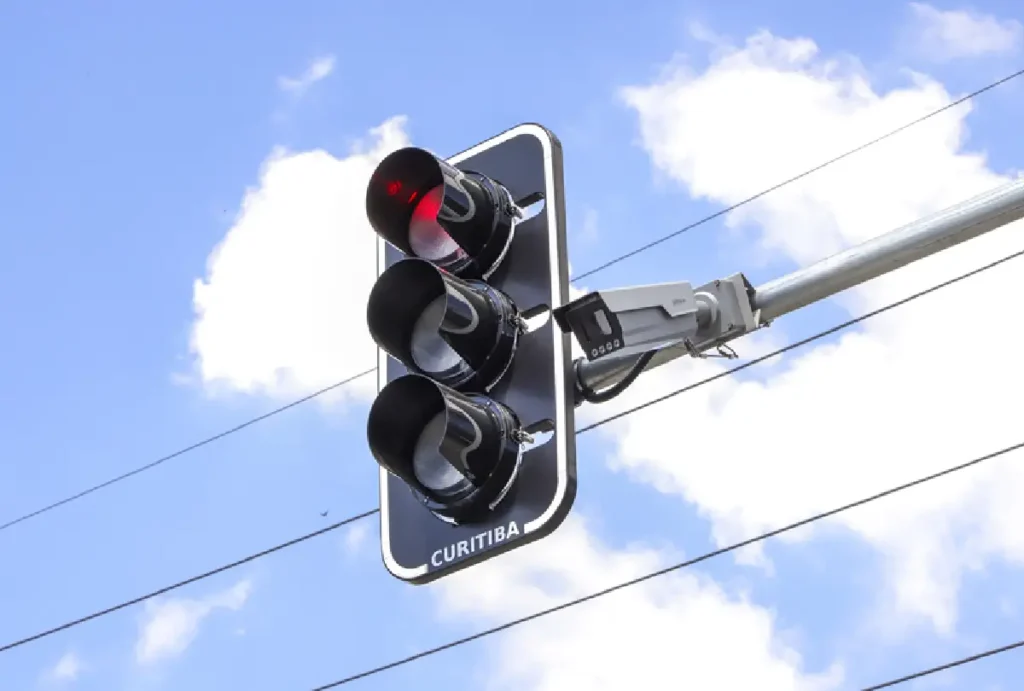 Semáforo sinalizando a cor vermelha