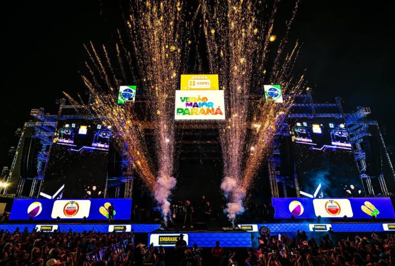 Palco dos shows do Verão Maior Paraná.