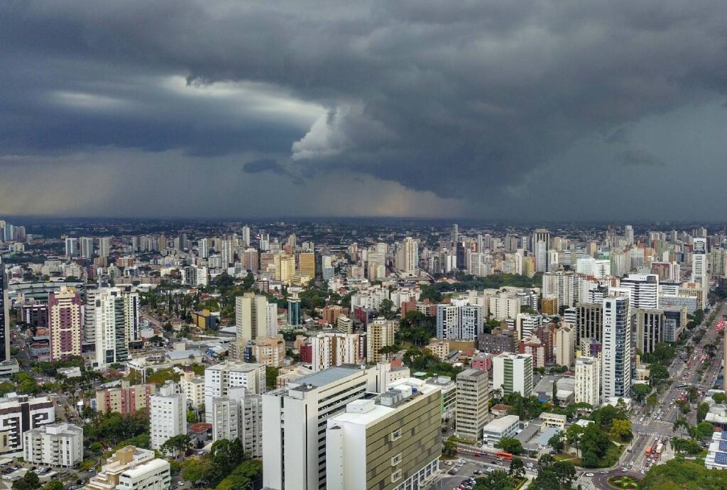 Cidade vista de cima com céu cinza