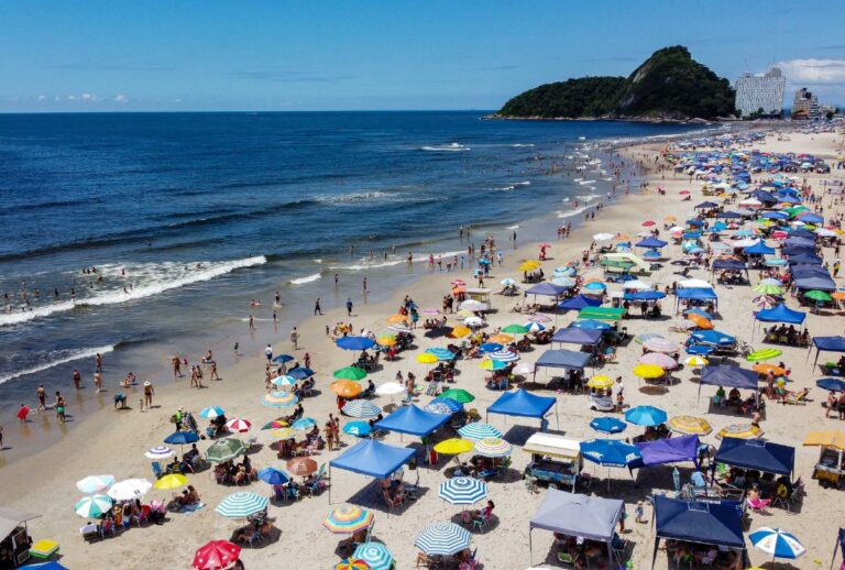 Praia de Matinhos lotada em dia ensolarado