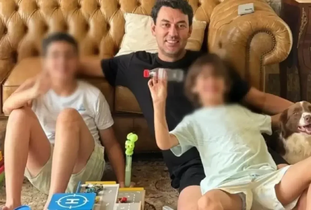 Thales Machado ao lado dos filhos