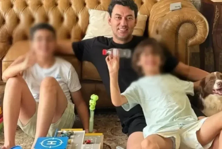 Thales Machado ao lado dos filhos