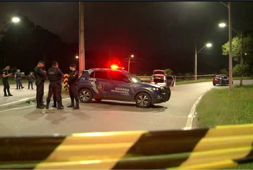 Viaturas da Guarda Municipal ao fundo com fita zebrada em primeiro plano