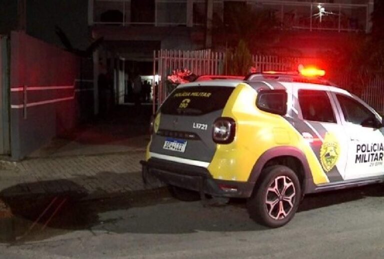 Viatura da Polícia Militar no local do crime