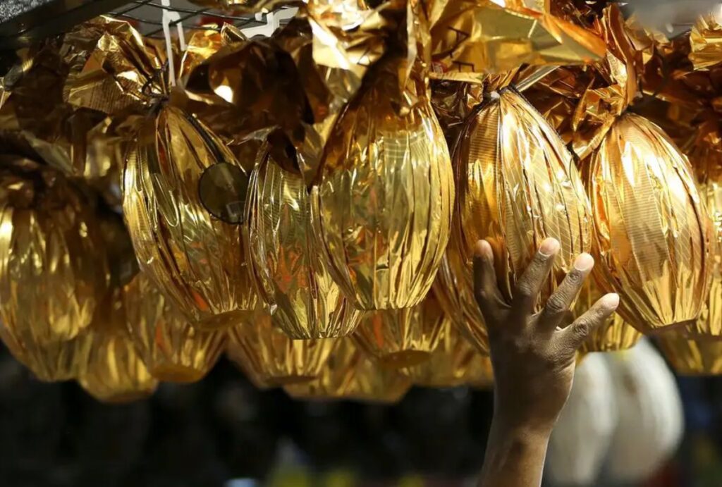 Pessoa pegando um ovo de Páscoa