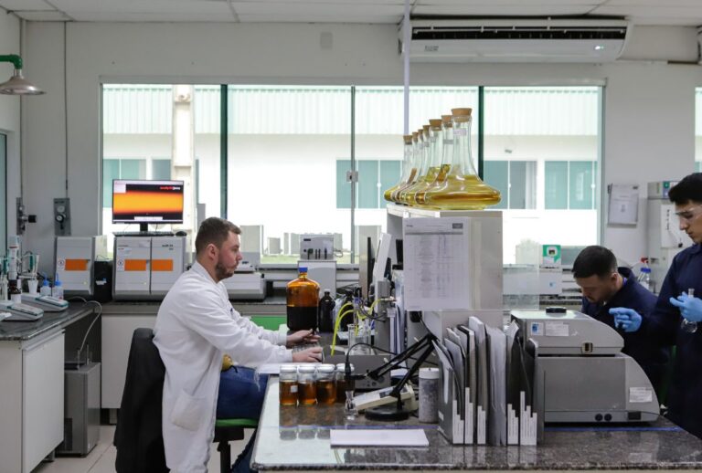 Laboratório com funcionários.