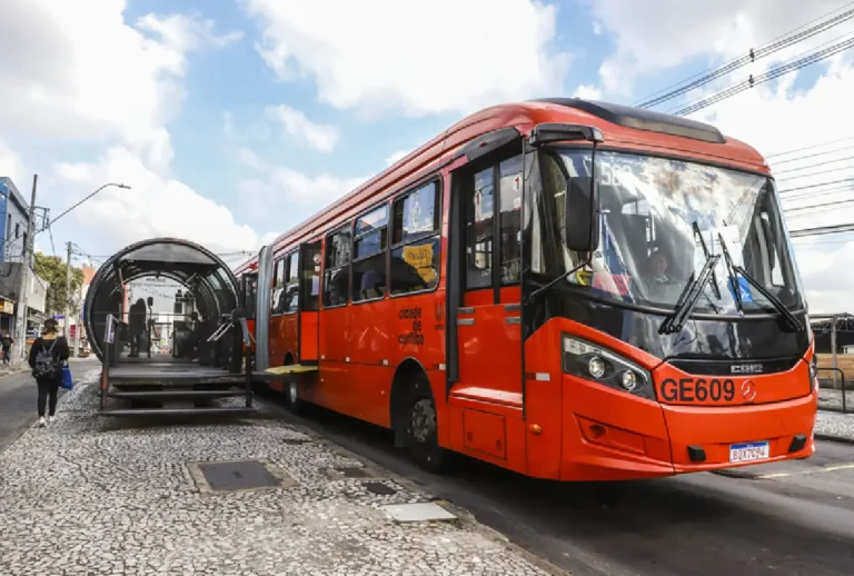 Ônibus parado no tubo