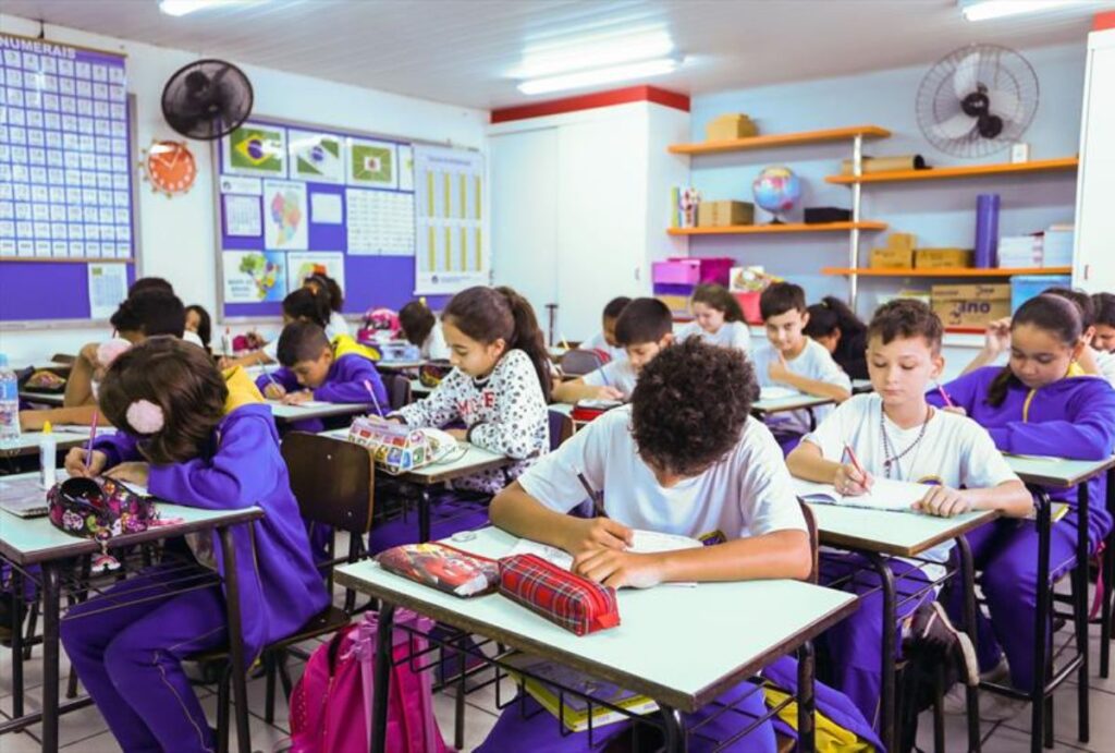 Crianças dentro da sala de aula