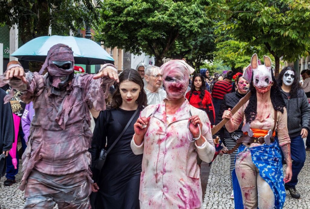 Pessoas fantasiadas na Zombie Walk Curitiba.