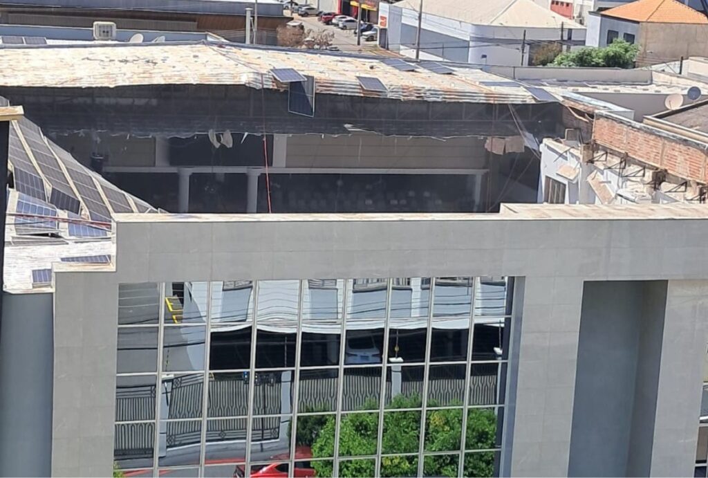 Igreja com teto caído